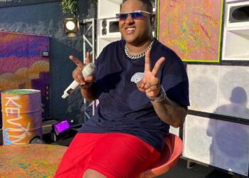 Kevin O Chris e Os Hawaianos trazem o poder do tamborzão raiz em “Sarradinha”