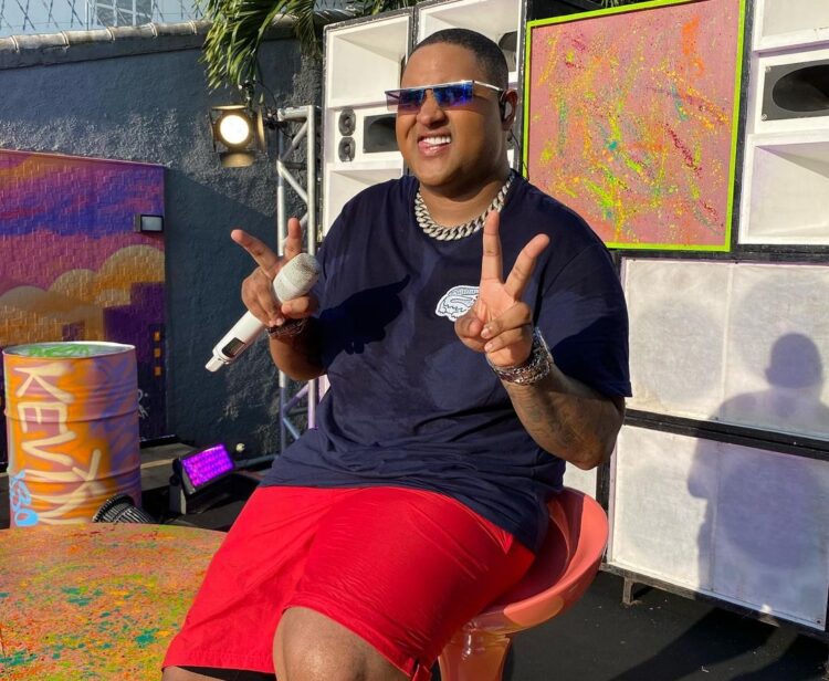 Kevin O Chris e Os Hawaianos trazem o poder do tamborzão raiz em “Sarradinha”