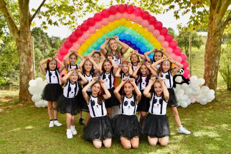 Natasha Panda revela curiosidades do clipe de “Bem Mais Colorido”