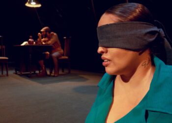 Camila Curty fala sobre sua personagem no espetáculo “Passport”