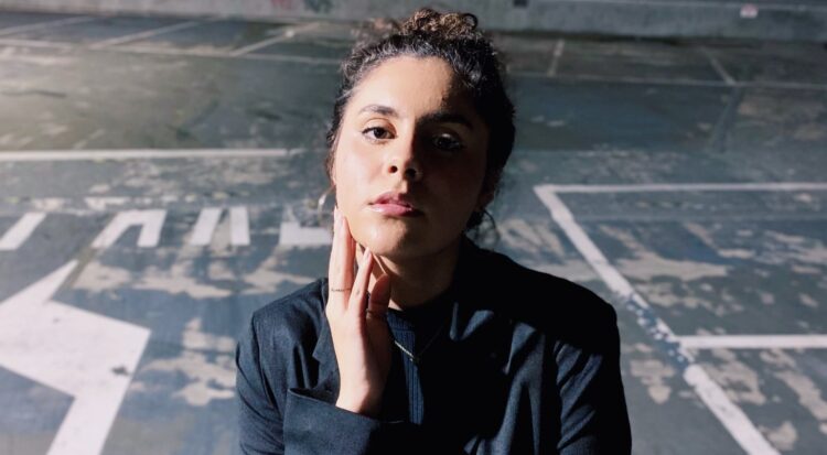 Lelê Azevedo entrega versatilidade e sensualidade em seu novo single “Droga do Amor”