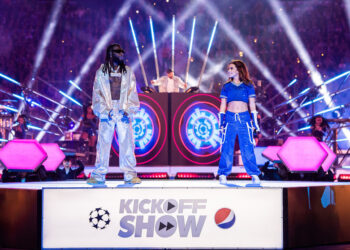 Anitta dá show em performance na final da Champions League 2023