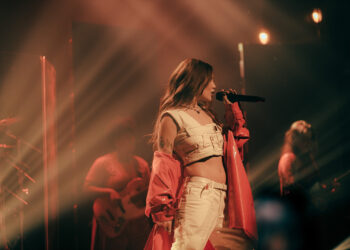 Carol Biazin estreia REVERSA TOUR em São Paulo