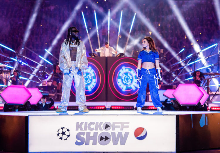 Anitta dá show em performance na final da Champions League 2023