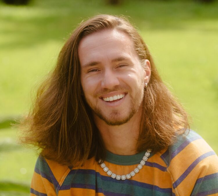 Vitor Kley lança versão acústica da música Porta Retrato