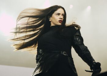 ROSALÍA encerra um ano de MOTOMAMI WORLD TOUR com a apresentação final no Lollapalooza Paris