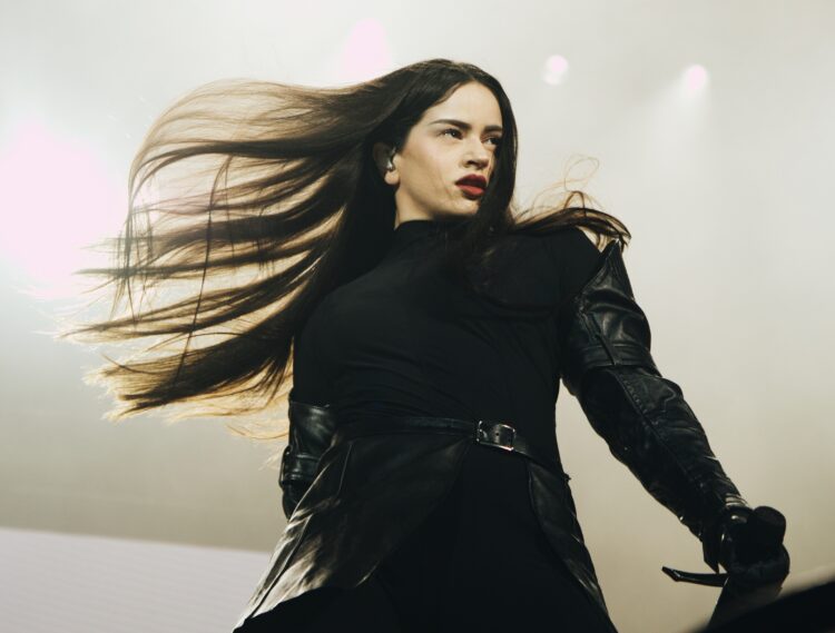 ROSALÍA encerra um ano de MOTOMAMI WORLD TOUR com a apresentação final no Lollapalooza Paris