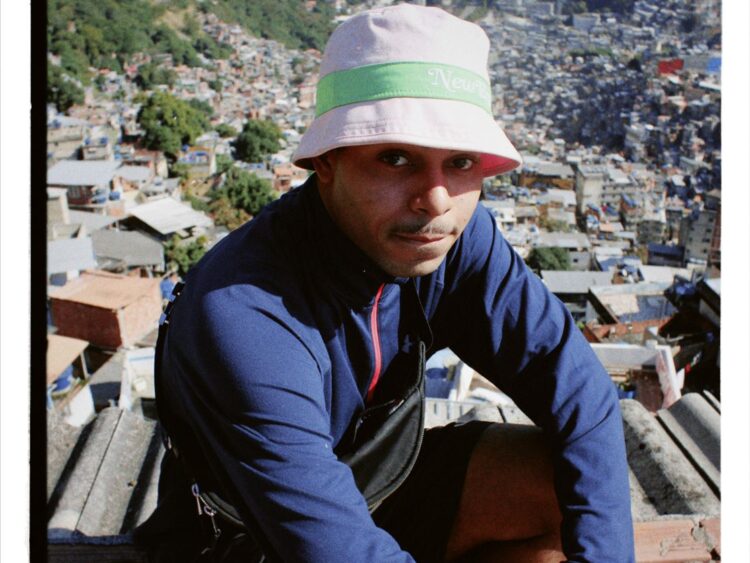 Enzo Bala inova na música com elementos do afrobeat em “Lili Cantou”