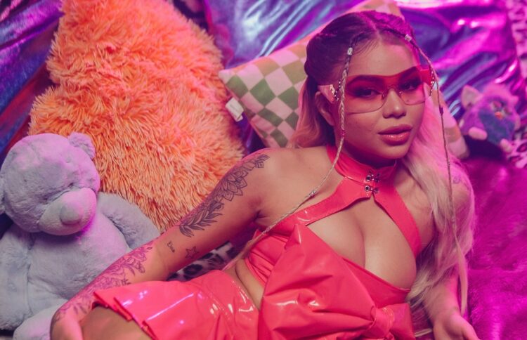 Treyce lança clipe de “Favela”, uma versão brasileira de “Umbrella” da Rihanna