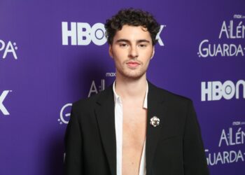 Gabriel Coppola marca presença no evento de lançamento da série “Além do Guarda-Roupa”, da HBO Max 