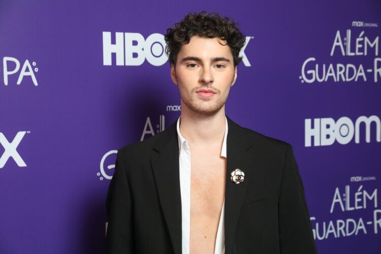 Gabriel Coppola marca presença no evento de lançamento da série “Além do Guarda-Roupa”, da HBO Max