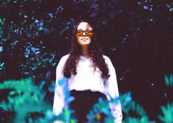 “Baixas Expectativas”: em um trabalho sincero, Fernanda Hofmann lança seu primeiro EP