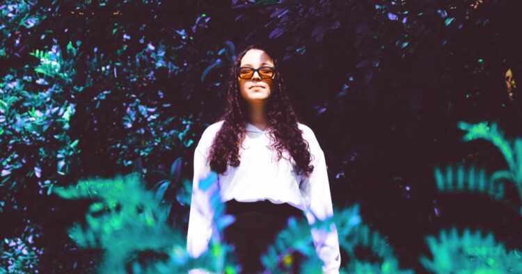 “Baixas Expectativas”: em um trabalho sincero, Fernanda Hofmann lança seu primeiro EP