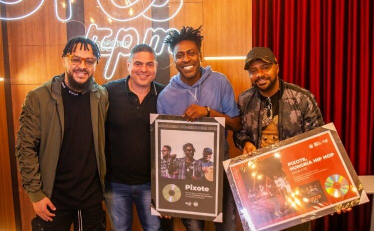 Pixote recebe Disco de Ouro por “Amor e Fé”, com Hungria Hip Hop