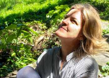 Liza K revela visualizer da faixa-título do álbum “Simplicidade”