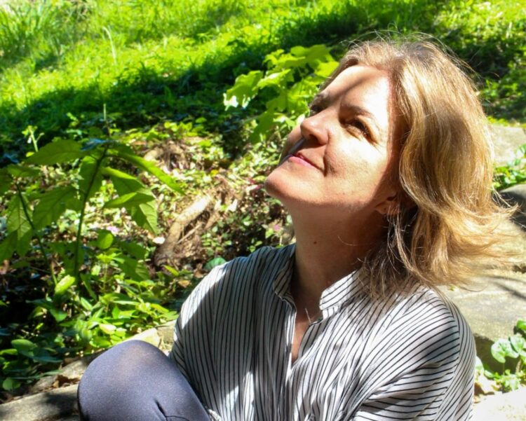 Liza K revela visualizer da faixa-título do álbum “Simplicidade”