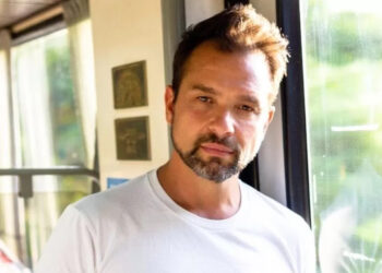 Argentino Germán Barceló é o artista por trás de “Hoy te invito a ser feliz”: canção de destaque na série de TV “Cómo La Vida Misma”