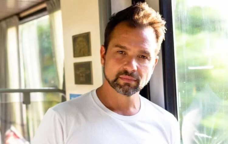 Argentino Germán Barceló é o artista por trás de “Hoy te invito a ser feliz”: canção de destaque na série de TV “Cómo La Vida Misma”