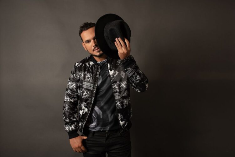 Mostrando origens brasileiras com influências americanas, Leo Oliver lança “Watch Me”