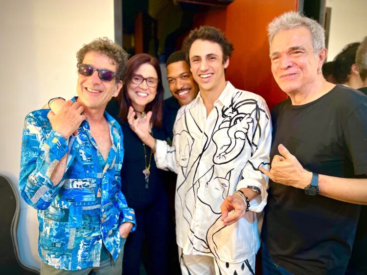 Pedro Mahal faz tributo à música em estreia no Manouche com show lotado