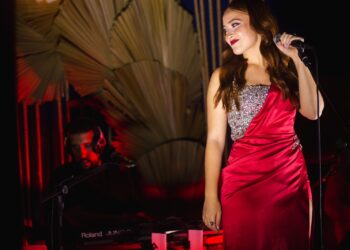 Após lançar novo single, Agatha realiza seu primeiro pocket show: “Sem palavras pra descrever o quão especial foi”