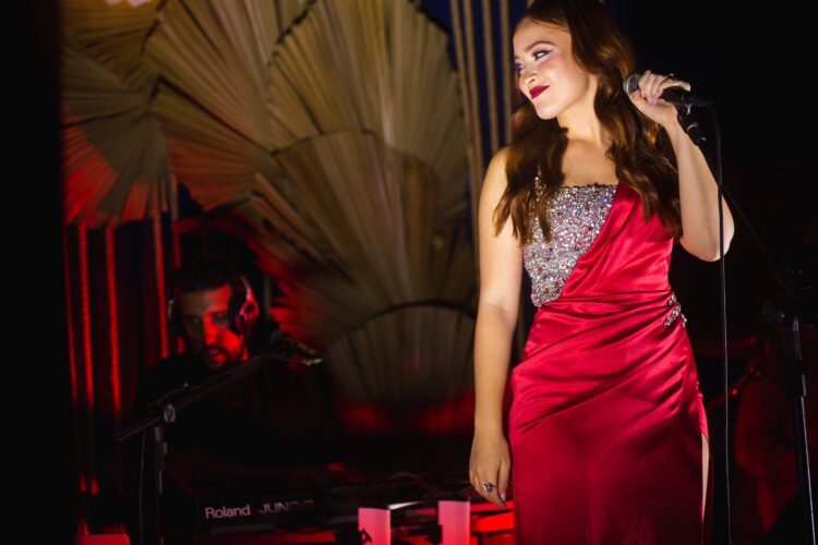 Após lançar novo single, Agatha realiza seu primeiro pocket show: “Sem palavras pra descrever o quão especial foi”