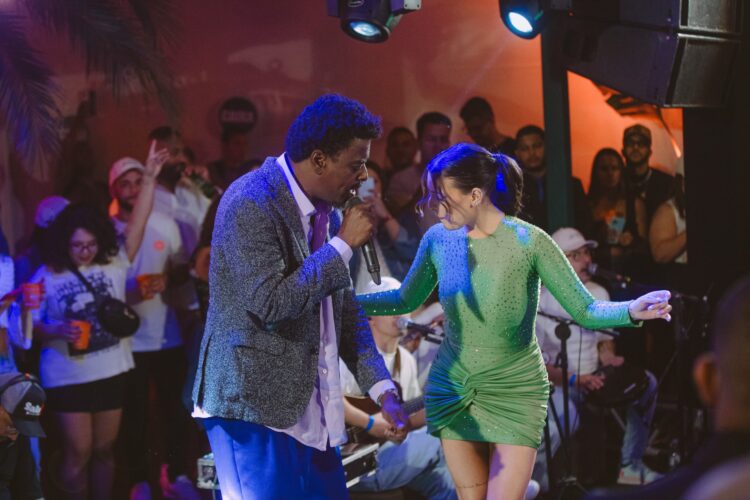 Com Seu Jorge e MC Zaac, Ana Clara encanta São Paulo com sua batucada