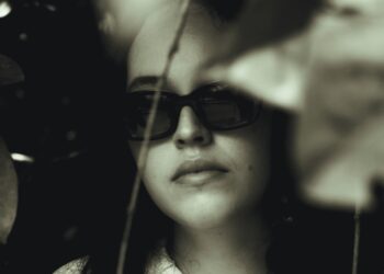 EXCLUSIVO: Fernanda Hofmann fala sobre seu novo EP “Baixas Expectativas” após o lançamento