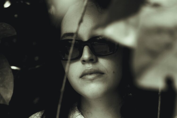 EXCLUSIVO: Fernanda Hofmann fala sobre seu novo EP “Baixas Expectativas” após o lançamento