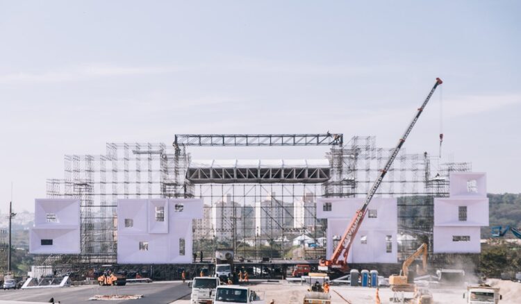 The Town: cenografia começa a se destacar na montagem do festival e deixa Cidade da Música deslumbrante