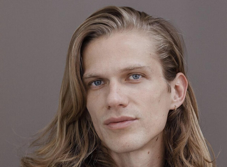 Kevin Holt fala sobre atuação em ‘Diário de uma Viagem Inesperada’: “Exigiu muita concentração e entrega”