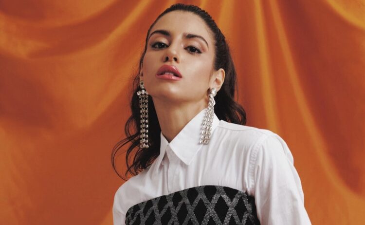 Isabela Souza embarca em nova aventura musical em “Uma Garota Comum”