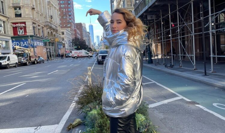 Manola lança clipe de “Chora” após viralizar com vídeos sobre términos