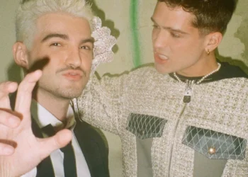 Jão convoca os gatos e lança videoclipe de ‘Me Lambe’ com participação de João Guilherme