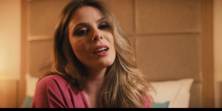 Revelação do sertanejo, Carla Melo lança o videoclipe de “Remoendo” 