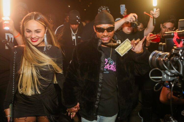 Orochi aparece com colar avaliado em mais de R$ 1 milhão em lançamento glamouroso de e-commerce no Rio