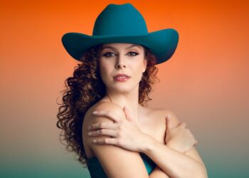 Completando 1 ano de carreira, Carla Melo lança videoclipe de “Conheço a Peça”