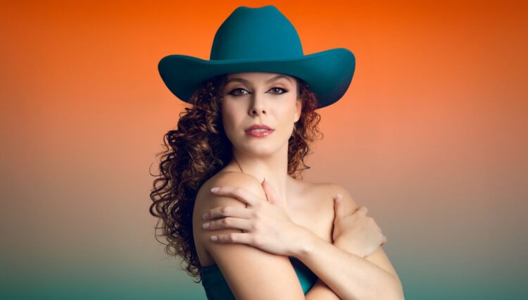 Completando 1 ano de carreira, Carla Melo lança videoclipe de “Conheço a Peça”