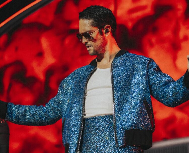 Christopher Uckermann é elogiado por looks em turnê do RBD nos Estados Unidos