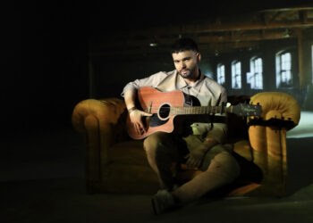 Em uma pegada retrowave, DFONNSO lança a romântica “Da Boca pra Fora”