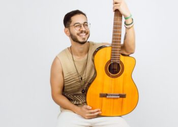 Nathan Carvalho encerra os lançamentos do ano com versão acústica de “Vida Leve”
