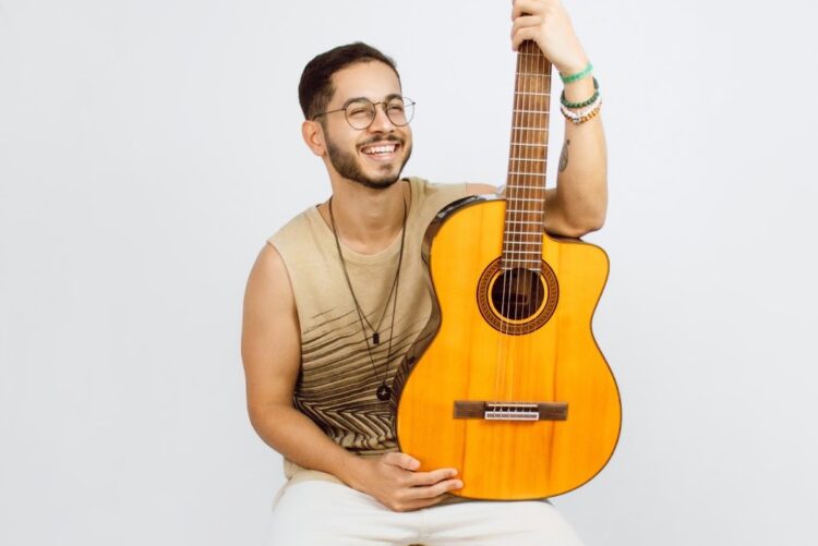 Nathan Carvalho encerra os lançamentos do ano com versão acústica de “Vida Leve”