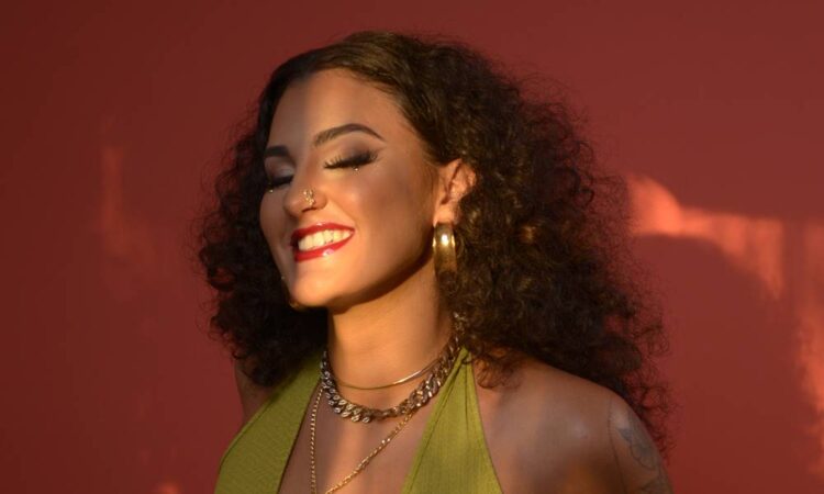 Com essência latina, Bea Issler lança o EP “Obstinada”, primeiro de sua carreira solo
