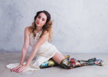 Manola lança seu primeiro EP abraçando a volatilidade dos sentimentos e efemeridade das relações