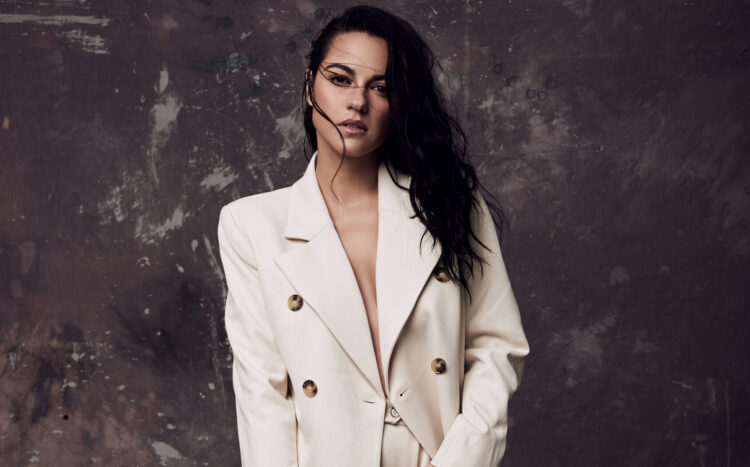 Maite Perroni estrela capa da revista Caras 