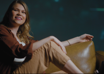 Vicka narra romance moderno no clipe de “Como Tinha Que Ser”