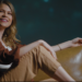 Vicka narra romance moderno no clipe de “Como Tinha Que Ser”