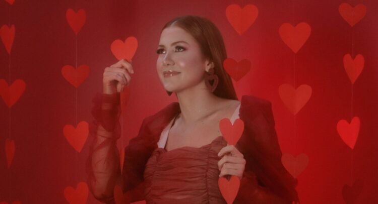 Após cantar com Juliette, Sofia Gayoso lança “Muitos Beijinhos”