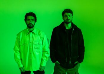 Cat Dealers e o produtor belga Romeo Blanco lançam “Out Of Time”, nova versão de faixa iniciada em 2019