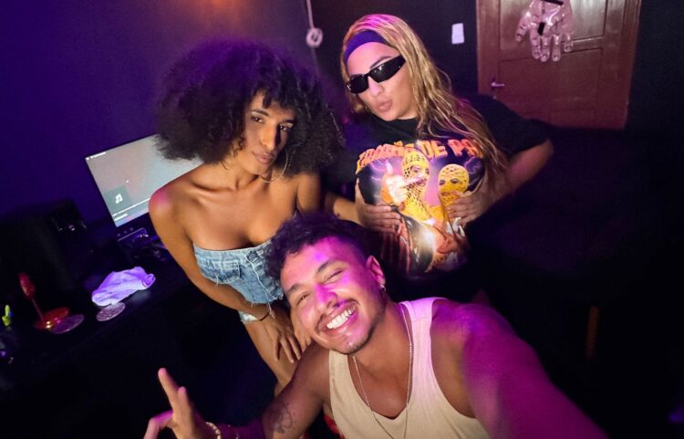 Lia Clark se une às Irmãs de Pau para lançar ‘Mete Marcha S4TAN REMIX’